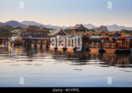 Traditionelle Chinesische Holz- Freizeit Boote sind entlang dem West Lake Küste vor Anker. Berühmten Park in Hangzhou, China Stockfoto