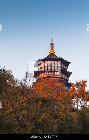 Alte Pagode an der Küste von West Lake. Berühmten öffentlichen Park in Hangzhou, China Stockfoto