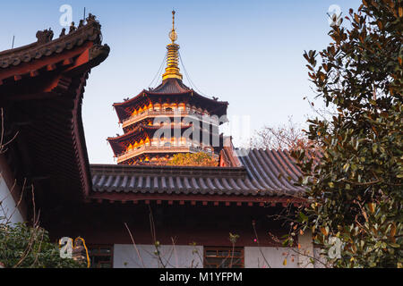 Alte Pagode an der Küste von West Lake. Berühmten öffentlichen Park in Hangzhou, China Stockfoto