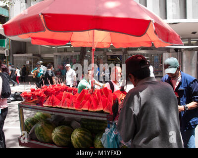 Verkauf von Fruchtsaft in Bogotá Straße Stockfoto