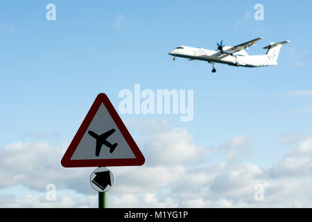 Tief fliegenden Flugzeuge Warnschild in der Nähe von Birmingham Airport, UK Stockfoto