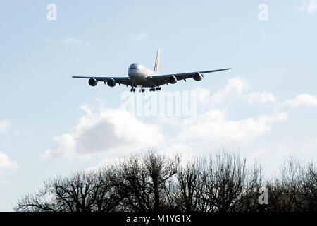 Emirates Airlines Airbus A380 nähert sich der Flughafen Birmingham, UK (A6-Euz) Stockfoto