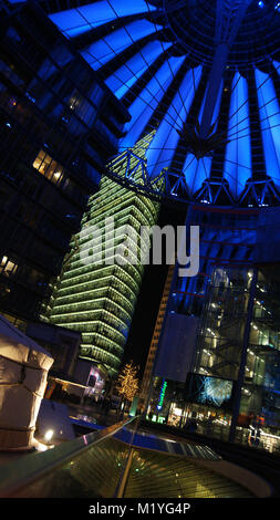 BERLIN, DEUTSCHLAND - Jan 17th, 2015: Nahaufnahme des blau beleuchteten Dach des Sony Centers in der Nacht mit starken architektonischen Linien, Farbe und Muster Stockfoto