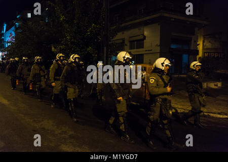 Bewaffnete Männer der Einheit für die Wiederherstellung der Ordnung, der griechischen Polizei, marschieren in Richtung der Polytechnischen Schule am November, 17 2017. Stockfoto