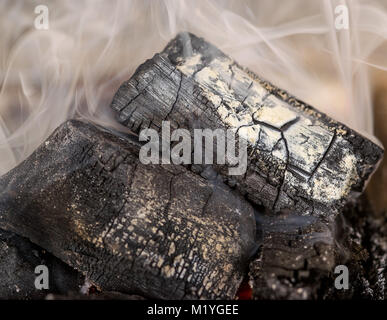 Holzkohle und Kohlen brennen, mit viel Rauch, closeup Makro Stockfoto
