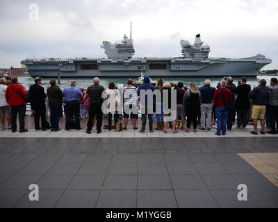 Die Royal Navy Flugzeugträger HMS Queen Elizabeth in Portsmouth Harbour zum ersten Mal Stockfoto