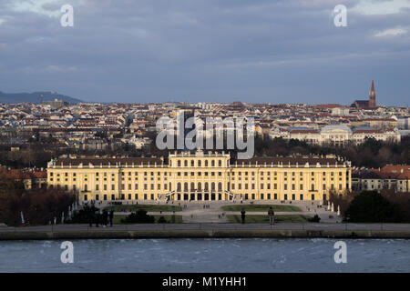 Wien, Österreich - 09.12.2017: Das Schloss Schönbrunn von der Gloriette aus gesehen Stockfoto