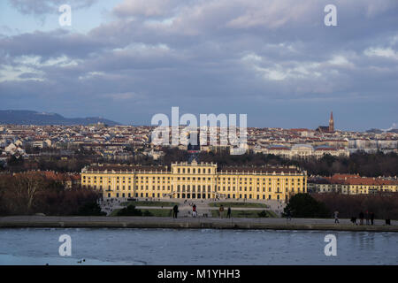 Wien, Österreich - 09.12.2017: Das Schloss Schönbrunn von der Gloriette aus gesehen Stockfoto