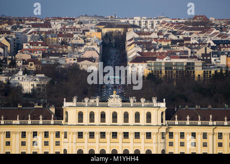 Wien, Österreich - 09.12.2017: Der obere Abschnitt der Schloss Schönbrunn als von der Gloriette aus gesehen Stockfoto