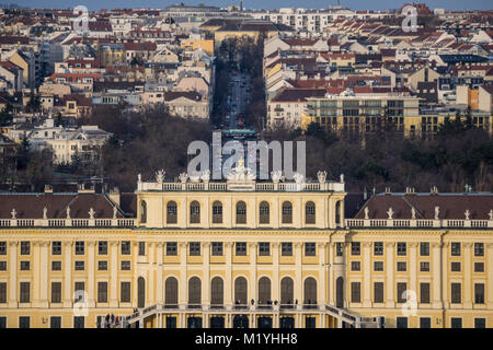 Wien, Österreich - 09.12.2017: Der obere Abschnitt der Schloss Schönbrunn als von der Gloriette aus gesehen Stockfoto