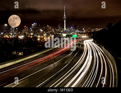 Vollmond Auckland City Autobahn lichter North Shore Stockfoto