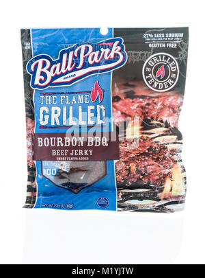 Winneconne, WI - 31. Januar 2018: Ein Paket Ballpark Beef Jerky auf einem isolierten Hintergrund. Stockfoto