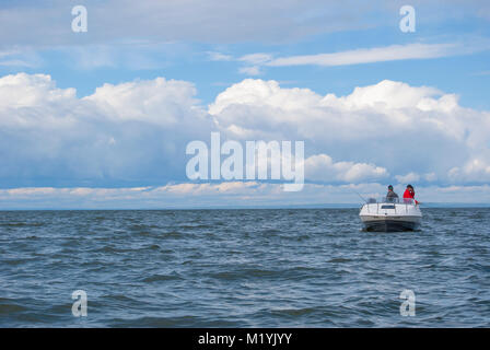 Zander-Fischer am Lesser Slave Lake, Alberta, Kanada. Stockfoto