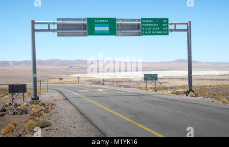 Schilder an der Grenze zwischen Argentinien und Chile in der Atacama-wüste Stockfoto