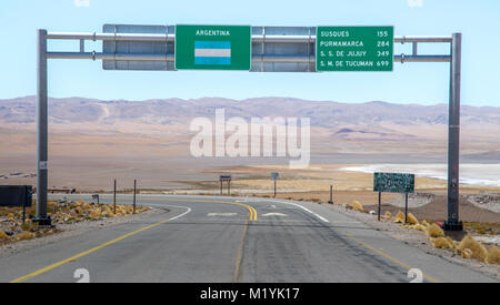 Schilder an der Grenze zwischen Argentinien und Chile in der Atacama-wüste Stockfoto