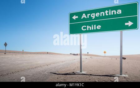 Schilder an der Grenze zwischen Argentinien und Chile in der Atacama-wüste Stockfoto