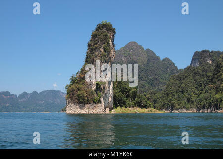 Cheow Lan Lake limestone rocks Stockfoto