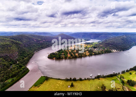 Macdonalds River mündet in Hawkesbury River in der Nähe von Wisemans Ferry regionale Stadt in den Blue Mountains National Park von Australien - erhöhte Luftaufnahme wi Stockfoto