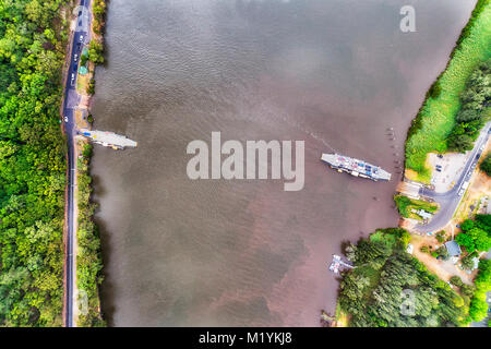 Hawkesbury River Fährfahrt Service für Pkw in Wisemans Ferry regionale Stadt in der Nähe von Sydney in Luft von oben nach unten Ansicht über den Riv Stockfoto