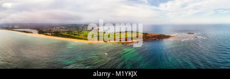 Antenne erhöhten Panorama über Waterfront betwen Mona Vale Strand und collaroy Strand - Long Reef Landspitze mit grünen Bereich der Golfplatz. Stockfoto