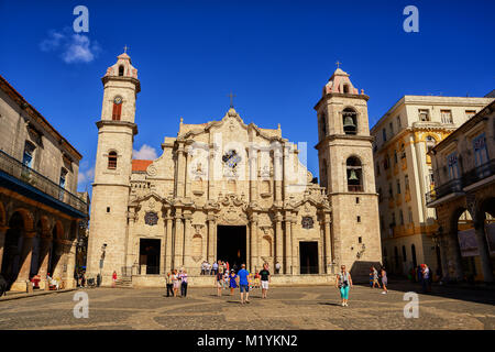 Havanna, Kuba - Dezember 3, 2017: Platz und die Kathedrale von Havanna (Kuba) und Touristen und in einem Dezember Sonntag treu Stockfoto