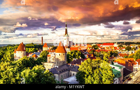 Blick auf den Sonnenuntergang über der historischen Stadt Tallinn Stockfoto