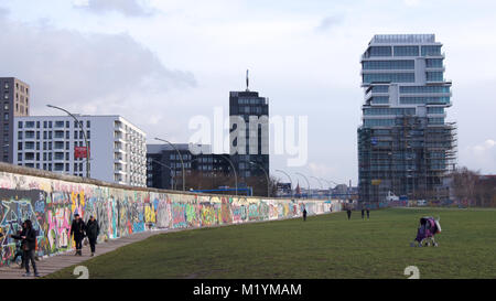 BERLIN, DEUTSCHLAND - Jan 17th, 2015: Berliner Mauer war eine Barriere errichtet, der am 13. August 1961. Menschen zu Fuß entlang der East Side Gallery ist ein internationales Denkmal für die Freiheit Stockfoto