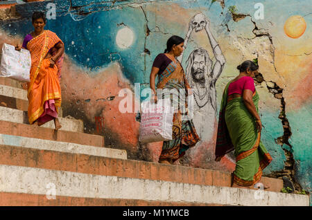 Frauen auf der Ghats, Varanasi, Indien Stockfoto