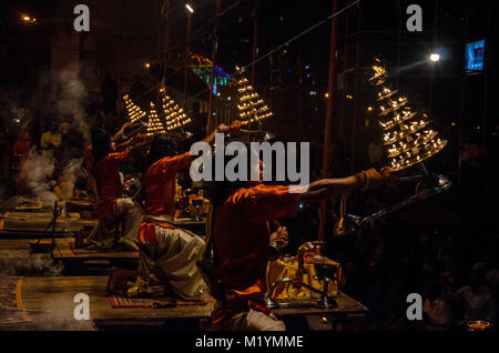 Puja in Varanasi, Uttar Pradesh, Indien Stockfoto