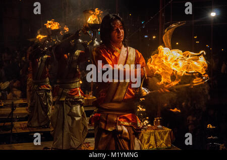 Puja in Varanasi, Uttar Pradesh, Indien Stockfoto