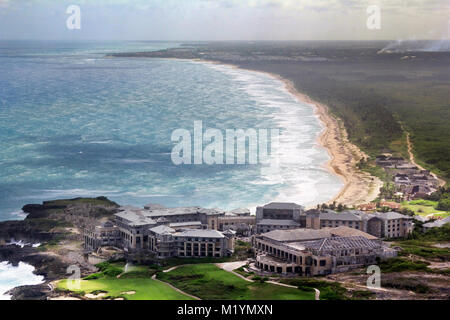 Luftaufnahme des unfertigen Hotel an der Atlantikküste. Punta Cana. Dominikanische Republik Stockfoto