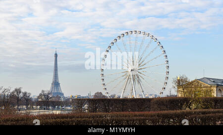 Das Riesenrad und den Eiffelturm in Paris, Frankreich Stockfoto