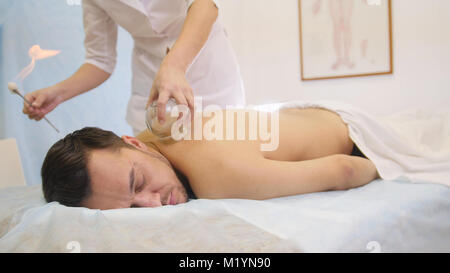 Alternative asiatische Tibetische Medizin, Behandlung mit Gläsern Stockfoto