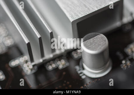 Kondensatoren und South Bridge. Computer Motherboard Hintergrund. Platine. Stockfoto