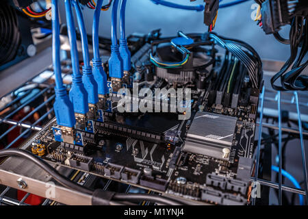 Close up Details des Bergbaus rig, Grafikkarten Kabel und Hauptplatine und Netzwerk connecton Stockfoto