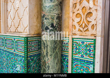 Blick auf architektonische Formen und Muster der Hassan II Moschee - Casablanca - Marokko Stockfoto