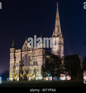 Die Kathedrale von Salisbury in der Nacht. Salisbury, Wiltshire, UK. Stockfoto
