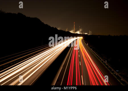 Deutsche Autobahn mit leichten Wanderwegen bei Nacht Stockfoto