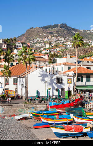 MADEIRA PORTUGAL MADEIRA Camara de Lobos Traditionell eingerichtete Fischerboote Camara de Lobos Strand und Hafen Camara de Lobos Madeira Portugal eu Stockfoto