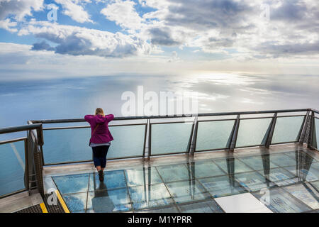 Cabo Girao Madeira Portugal Madeira Touristische auf Glas Aussichtsplattform am Cabo Girao Skywalk einen hohen Steilklippe Südküste Insel Madeira Portugal Stockfoto