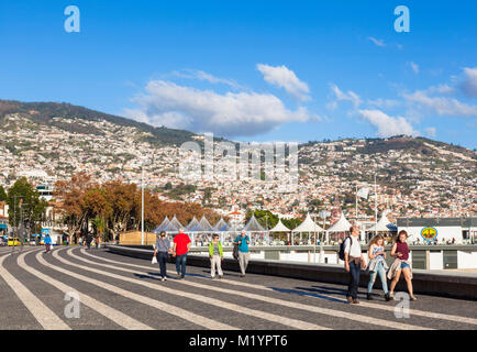 MADEIRA Portugal Madeira Funchal Strandpromenade mit der Stadt Funchal hinter dem Hafen und der Promenade in Funchal Madeira eu Europa Stockfoto