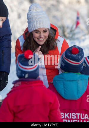 Die Herzogin von Cambridge spricht zu den Kindern, als Sie als Ereignis in Tryvann, Oslo, Norwegen, die von der norwegischen Skiverbandes, wo Sie und der Herzog sah eine Gruppe von örtlichen Kindergarten Kinder, die an einem Nachmittag Skischule Sitzung auf den Pisten, auf den letzten Tag Ihrer Tour durch Skandinavien organisiert. Stockfoto