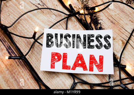 Handschriftliche Bildunterschrift Übersicht Business Plan Planung. Business Konzept schreiben für Projektvorbereitung Strategie auf dem hölzernen Hintergrund geschrieben. Stockfoto