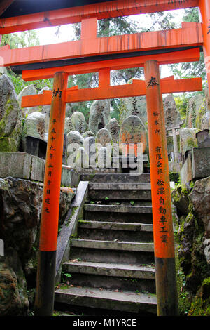 Japanischer Text carved in Steinen und roten Torri an Fushimi inari Schrein in Kyoto, Japan Stockfoto