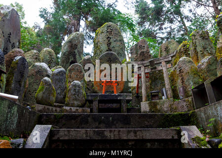 Japanischer Text carved in Steinen am Fushimi inari Schrein in Kyoto, Japan Stockfoto