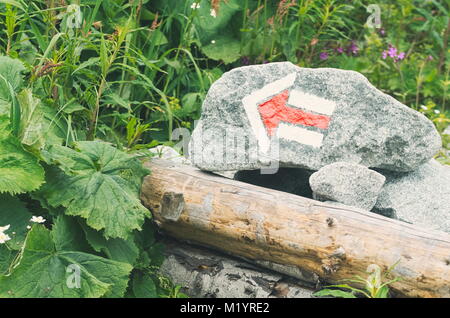 Roter Pfeil Wanderweg Markierung malte auf Rock Stockfoto