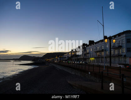 Nacht zieht auf der Strandpromenade in Honiton, Devon, England, UK. Stockfoto