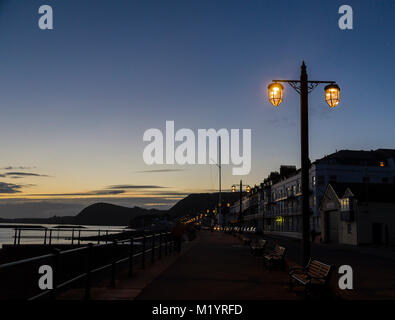 Sidmouth Strandpromenade als der Abend zieht. Stockfoto