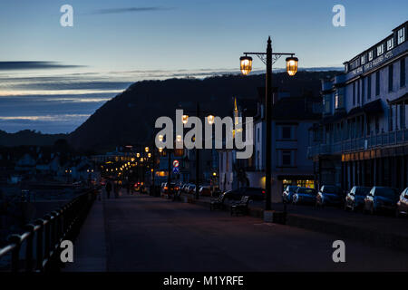 Sidmouth Strandpromenade als der Abend zieht. Stockfoto