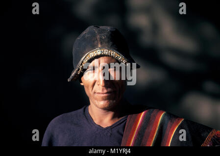 Bolivien. Tarabuco. Inder in fiktiven Conquistador Helm. Stockfoto